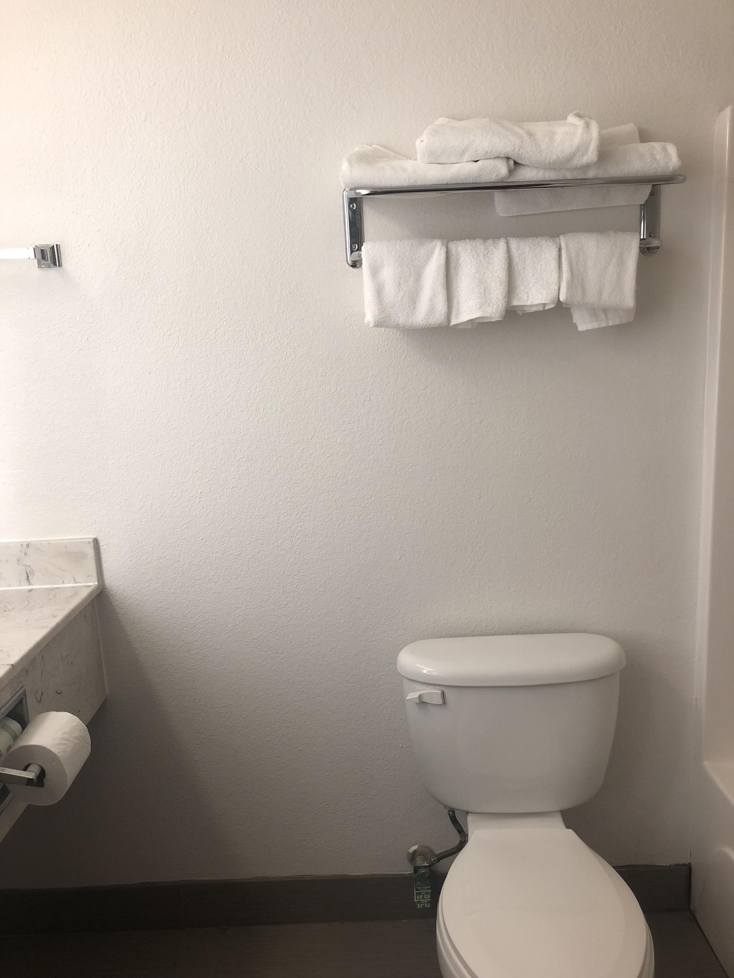 Hotel Howard Johnson By Wyndham Airport 3*