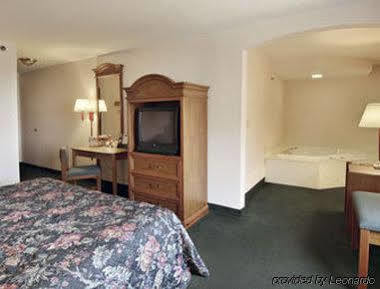 Howard Johnson By Wyndham Airport Hotel Louisville